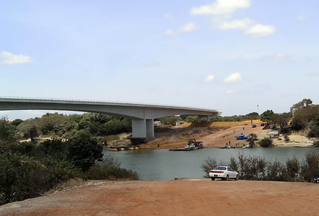 Takutu bridge under construction